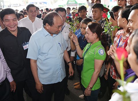 Thủ tướng Nguyễn Xuân Phúc đối thoại với công nhân - Ảnh 1