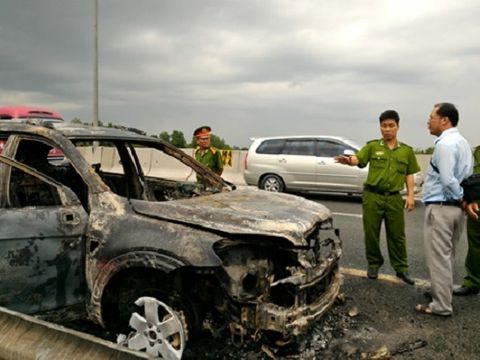 Ôtô 7 chỗ cháy "trơ khung" trên cao tốc TP.HCM - Trung Lương - Ảnh 1