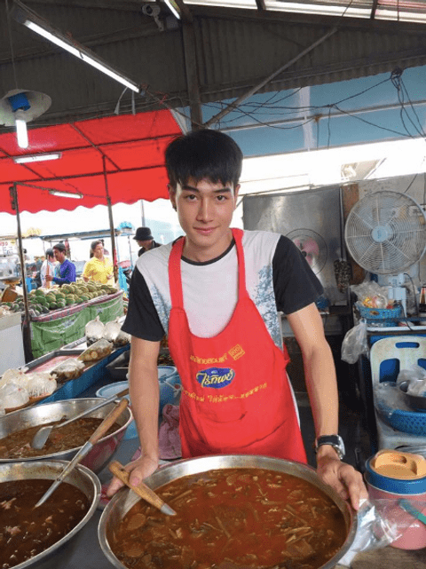 Mê mẩn trước vẻ đẹp "không tì vết" của chàng trai bán cà ri ở khu chợ Thái Lan - Ảnh 1