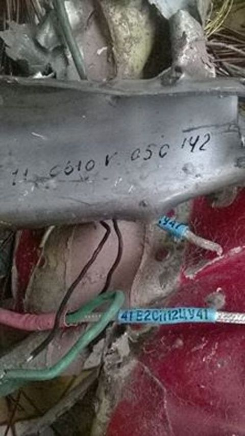Ngư dân vớt được mảnh vỡ nghi của máy bay SU-30MK2 - Ảnh 1