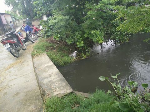 Hà Tĩnh: Bé 2 tuổi đuối nước ngay trước cổng nhà - Ảnh 1