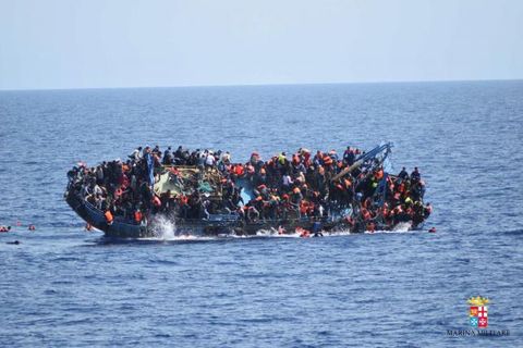 Ít nhất 700 người di cư có thể đã chết trên Địa Trung Hải - Ảnh 1