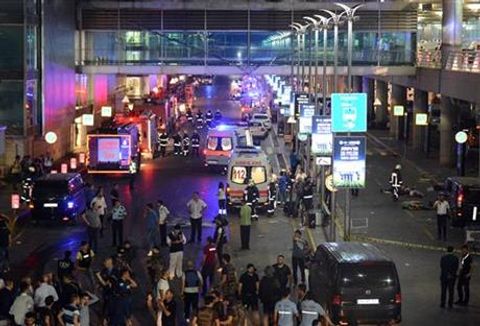 Đánh bom liều chết sân bay Thổ Nhĩ Kỳ, gần 50 người thiệt mạng - Ảnh 1