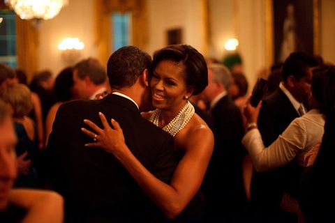 Những khoảnh khắc ngọt ngào của vợ chồng tổng thống Obama - Ảnh 11