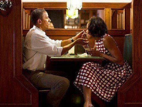 Những khoảnh khắc ngọt ngào của vợ chồng tổng thống Obama - Ảnh 13
