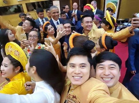 Tranh cãi về bức ảnh người Việt chen nhau "tự sướng" với Tổng thống Obama - Ảnh 2