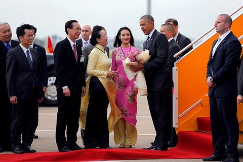 Cô gái Sài thành chọn hoa sen chào đón Tổng thống Obama - Ảnh 1