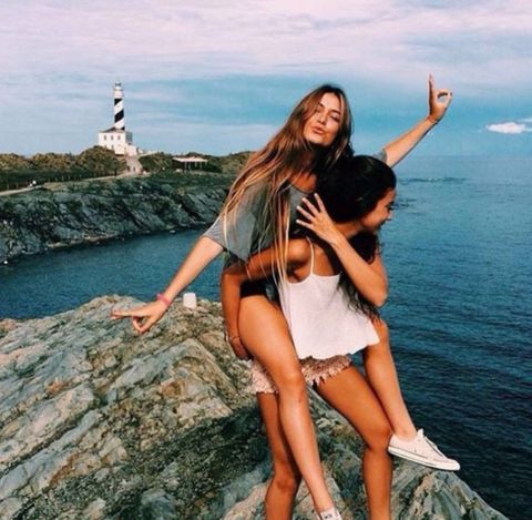 Hai cô gái xinh đẹp mở màn trào lưu "đi du lịch cùng bạn gái thân" khắp thế giới - Ảnh 16