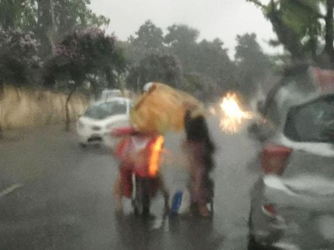 Cô gái Hà Nội dừng xe, mặc áo mưa cho cụ bà trong cơn dông - Ảnh 2