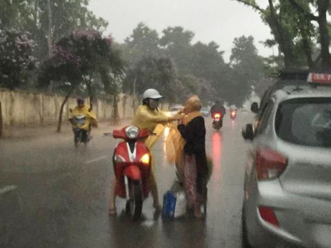Cô gái Hà Nội dừng xe, mặc áo mưa cho cụ bà trong cơn dông - Ảnh 3