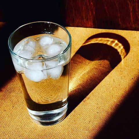 Tai hại khôn lường khi uống nước đá mỗi ngày - Ảnh 1