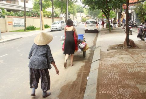 Gặp cô gái "váy đen, khăn đỏ" đẩy xe cho bà cụ bán rong ở Sài Gòn - Ảnh 2