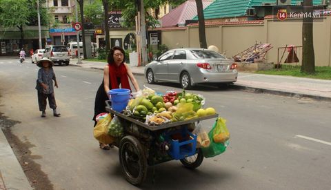 Gặp cô gái "váy đen, khăn đỏ" đẩy xe cho bà cụ bán rong ở Sài Gòn - Ảnh 3