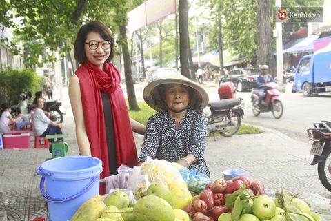 Gặp cô gái "váy đen, khăn đỏ" đẩy xe cho bà cụ bán rong ở Sài Gòn - Ảnh 4