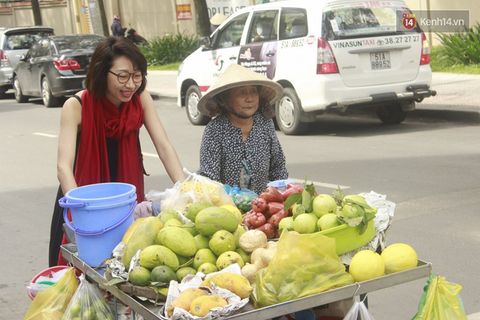 Gặp cô gái "váy đen, khăn đỏ" đẩy xe cho bà cụ bán rong ở Sài Gòn - Ảnh 6