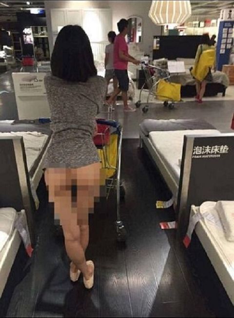 Cô gái trẻ "quên" mặc quần tạo dáng trong siêu thị - Ảnh 1