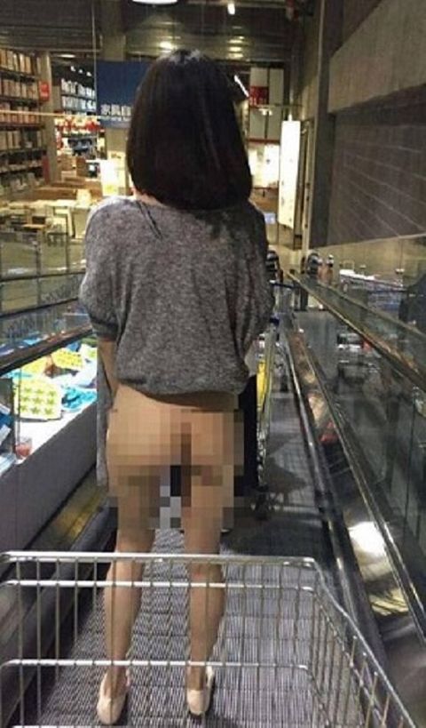 Cô gái trẻ "quên" mặc quần tạo dáng trong siêu thị - Ảnh 2
