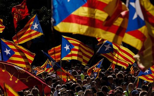 Catalonia sắp tuyên bố độc lập, phe phản đối mạnh lên từng ngày - Ảnh 1
