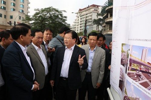 Chủ tịch Hà Nội: Phải có biện pháp thu hồi xe ô tô, xe máy quá đát - Ảnh 1