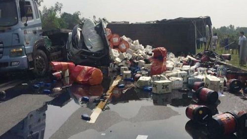 Cao tốc Hà Nội - Thái Nguyên tê liệt sau tai nạn container và xe chở dầu - Ảnh 1