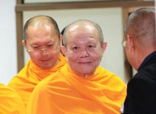 10 nghi can bị buộc tội tham nhũng chùa Thái ra trình diện cảnh sát - Ảnh 1