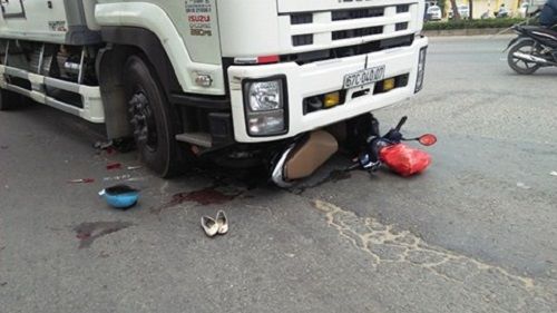 Va chạm giao thông với xe tải, một thai phụ bị cuốn vào gầm  - Ảnh 1