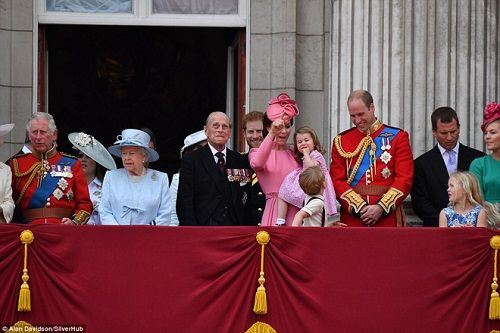 Anh em Hoàng tử nhí tinh nghịch trong lễ mừng sinh nhật thứ 91 của Nữ hoàng Anh - Ảnh 1