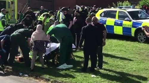Ô tô lao vào đám đông khiến ít nhất 6 người bị thương ở Anh - Ảnh 1