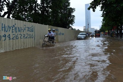 Mưa lớn, nhiều tuyến phố Hà Nội ngập nước - Ảnh 1