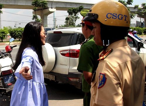 Diễn viên Ngọc Lan lớn tiếng với CSGT vì bị yêu cầu dừng xe - Ảnh 1