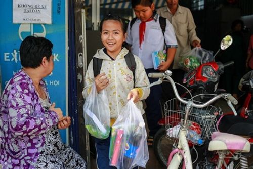 Ấm lòng phiên chợ Tết… không đồng cho người nghèo tại Hà Nội - Ảnh 4