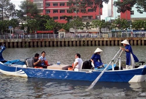 Thuyền du lịch trên kênh Nhiêu Lộc - Thị Nghè bị ném đá - Ảnh 1