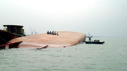 Quảng Ninh: Sà lan chở hơn 1.300 tấn than bị chìm trên biển - Ảnh 1