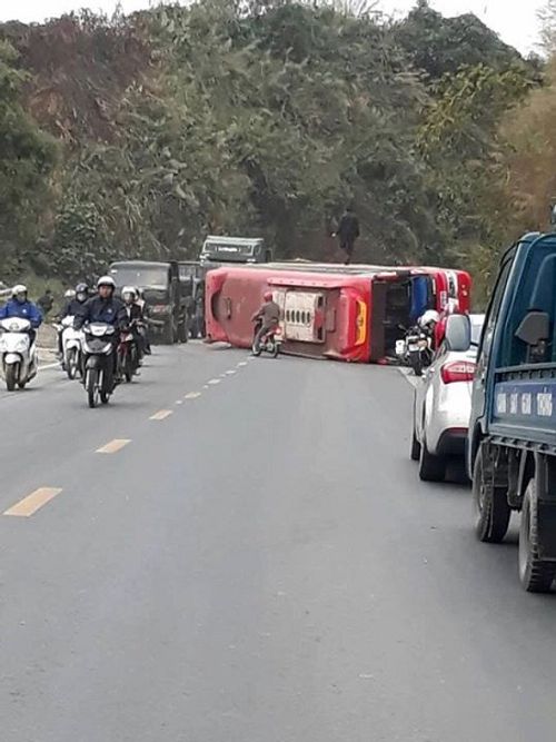 Hòa Bình: Xe khách mất phanh, tài xế cho xe đâm vào vách núi - Ảnh 2
