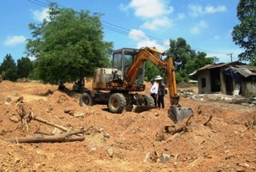 Tìm thấy bia mộ vợ vua nhà Nguyễn tại khu vực san ủi bãi xe - Ảnh 1