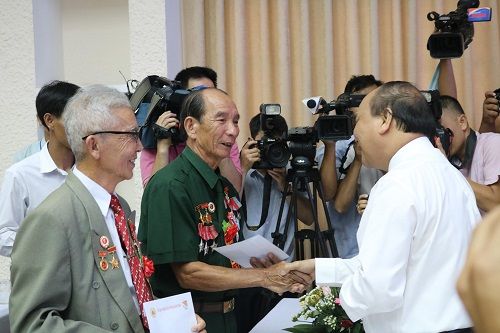 Quảng Nam: Thủ tướng đội mưa tri ân người có công với cách mạng - Ảnh 1
