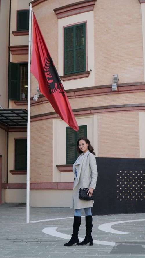 Tân Hoa hậu Hoàn cầu Khánh Ngân xinh tươi dạo phố ở Albania - Ảnh 10