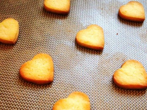 Trổ tài làm bánh quy bơ giòn tan thơm phức nhân ngày Valentine - Ảnh 10