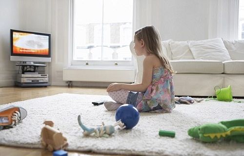 Trẻ em xem tivi quá 3 giờ/ngày sẽ có nguy cơ mắc tiểu đường tuýp 2 - Ảnh 1