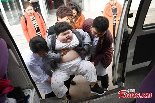Bé gái 7 tuổi nặng 75kg, đi đâu cũng cần người khiêng - Ảnh 4