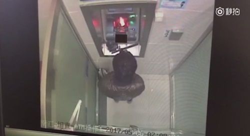 Nam thanh niên đốt cháy cây ATM: "Cày" tiền đền cho ngân hàng - Ảnh 2