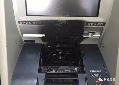 Nam thanh niên đốt cháy cây ATM: "Cày" tiền đền cho ngân hàng - Ảnh 3