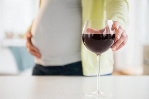 Mẹ uống rượu khi đang mang thai sẽ làm thay đổi nét mặt của trẻ - Ảnh 1
