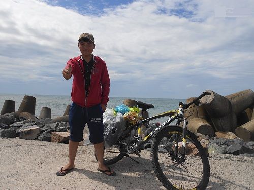 9X đạp xe xuyên Việt: Đi để thấy cuộc đời đáng sống - Ảnh 1