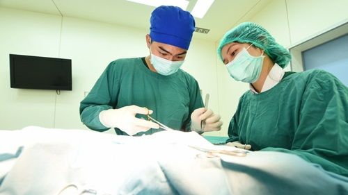 Bệnh nhân chết vì tắc ruột và nhiễm trùng do bác sĩ quên băng gạc trong bụng sau ca mổ - Ảnh 1
