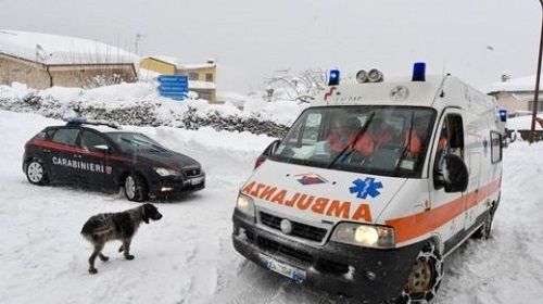 Italy: Lở tuyết kinh hoàng chôn vùi 30 người - Ảnh 1