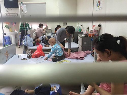 Các bệnh viện Hà Nội vắng vẻ vào ngày làm việc đầu năm - Ảnh 12