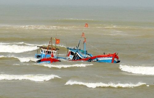 5 ngư dân Bình Định gặp nạn được tàu nước ngoài cứu thoát - Ảnh 1