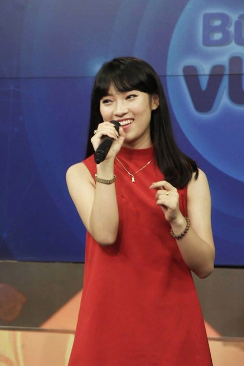 Khánh Vy - cô nữ sinh "bắn" 7 thứ tiếng đã trở thành MC thời sự - Ảnh 4