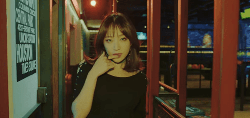Hani khoe cơ bụng, đẹp ma mị trong MV mới với "hội chị em" - Ảnh 3